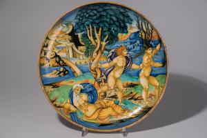 Mastro Giorgio Andreoli (Verbania, 1465 - Gubbio, 1535), Apollo e Dafne, datato e firmato: “1529/MG/da Gubio”, alzata in maiolica a lustro rosso e dorato